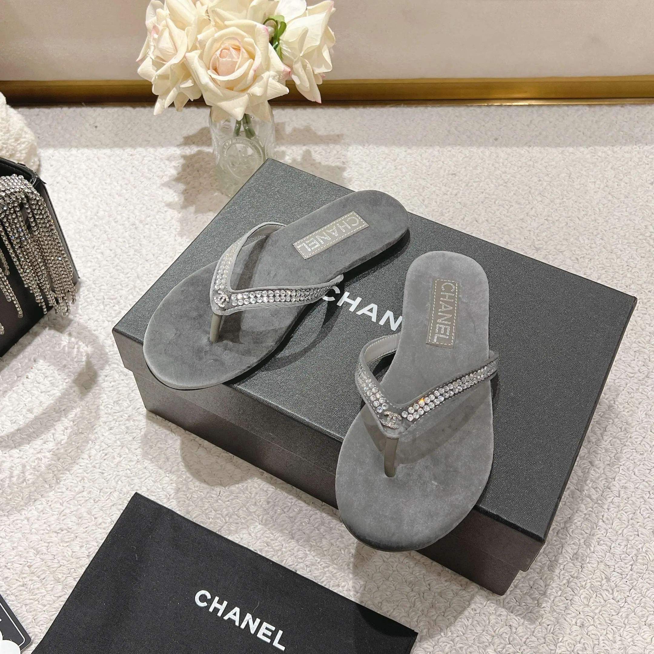 👟👟Ex-factory price 480👟👟 Xiaoxiang chanel 2025 new flip-flops! This series is really amazing. How can it be so beautiful! Summer is really an invincible combination that can be salty or sweet ~ The upper is made of original velvet and the lining is lambskin genuine leather outsole Size: 35-40 (40 customized)